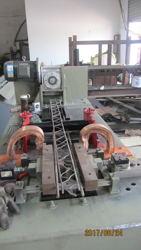 Màquina de malla d'encavallada de barres d'acer per a la construcció (6)