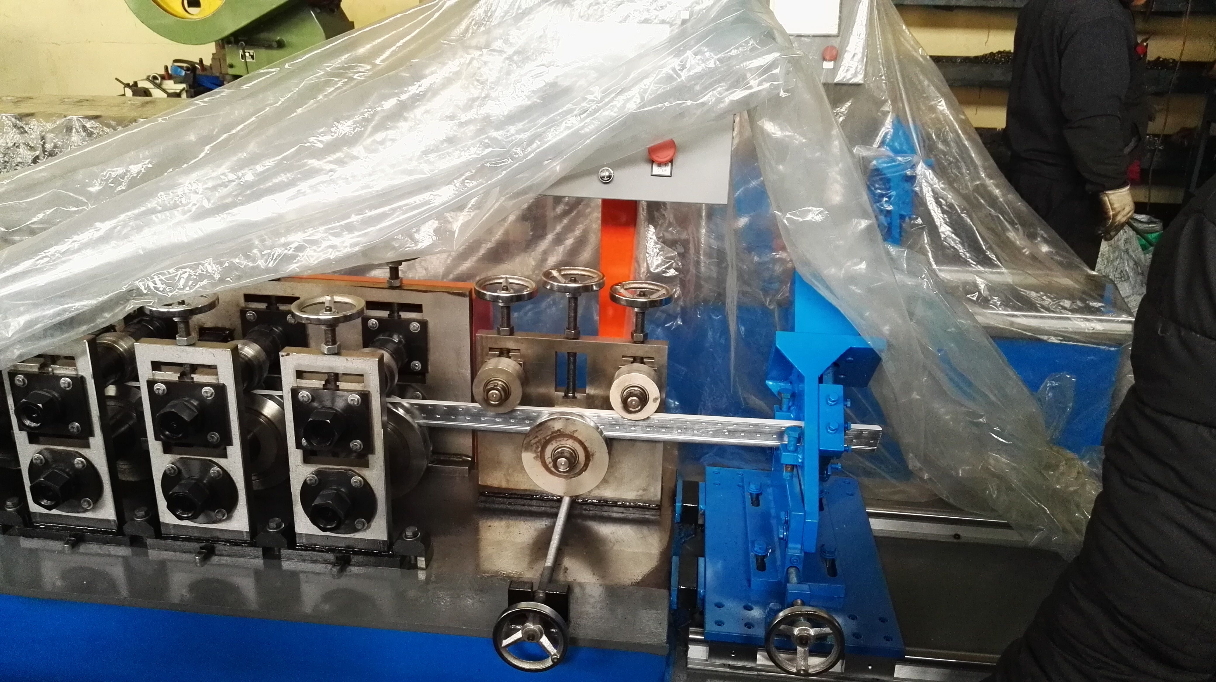 Машина для производства рулонов потолочного киля